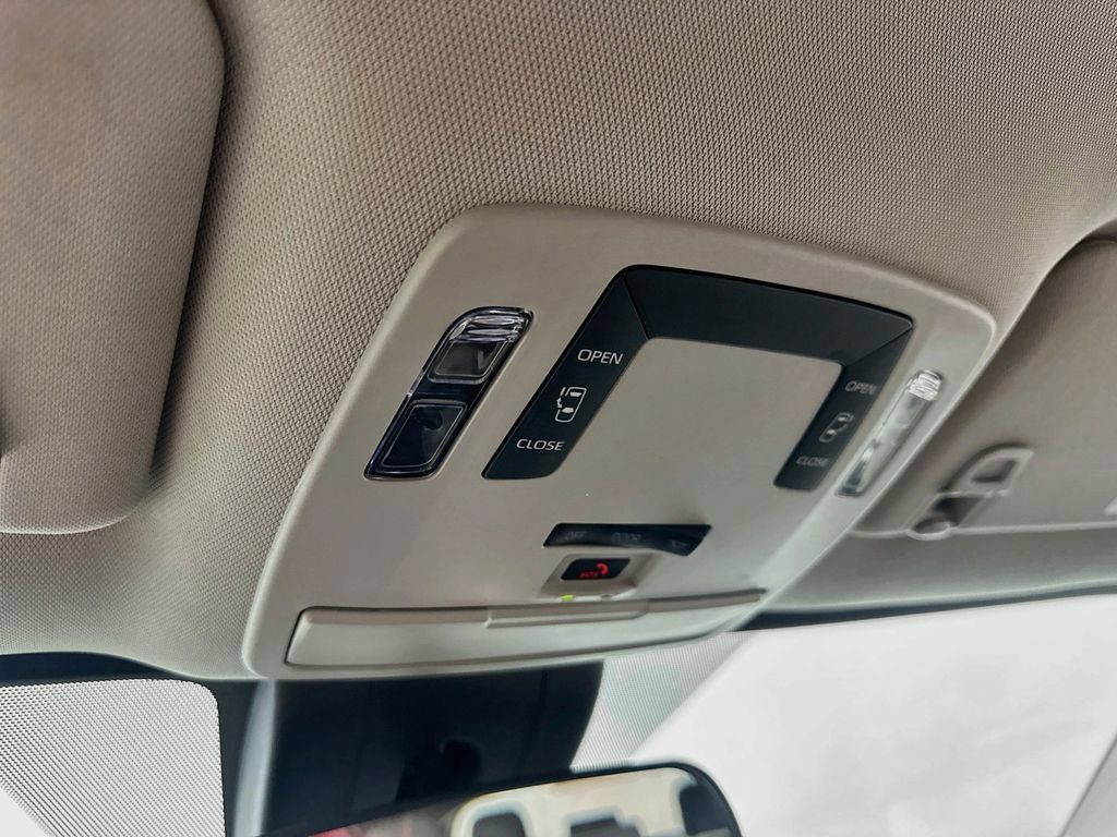 Used 2024 Toyota Sienna LE FWD image 36