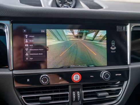Certified 2025 Porsche Macan AWD/4WD image 17