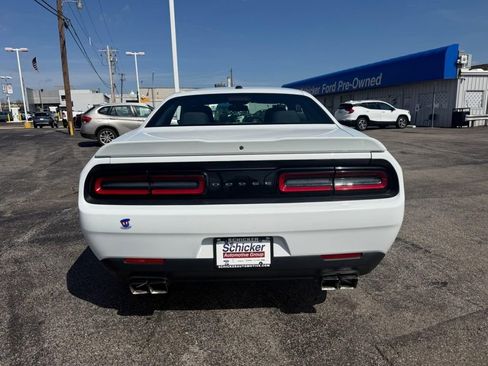 Used 2019 Dodge Challenger SXT image 8
