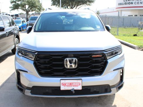Used 2025 Honda Pilot TrailSport image 3