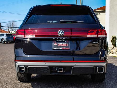 Used 2024 Volkswagen Atlas Peak Edition SE AWD/4WD image 5