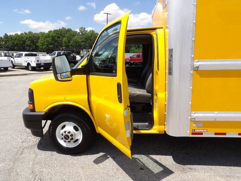 Used 2017 GMC Savana 3500 Extended RWD image 13
