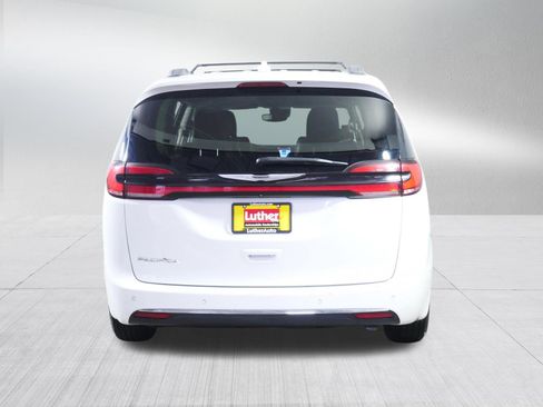 Used 2021 Chrysler Pacifica Touring-L FWD image 6