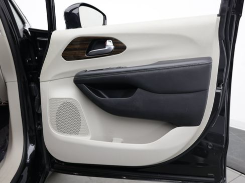 Used 2023 Chrysler Pacifica Limited FWD image 40