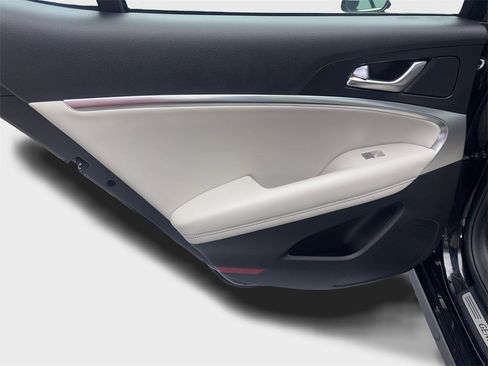 Used 2025 Genesis G70 2.5T image 37