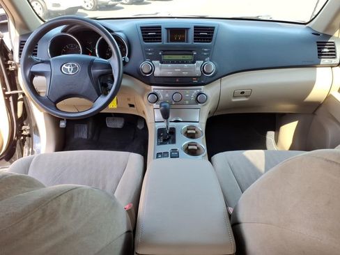 Used 2011 Toyota Highlander 4WD w/ Tow Pkg image 8