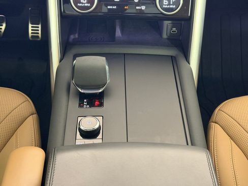 Certified 2023 Land Rover Discovery Metropolitan Edition image 19