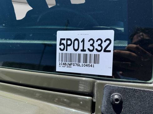 Used 2016 Jeep Wrangler Unlimited Rubicon w/ Connectivity Group AWD/4WD image 34