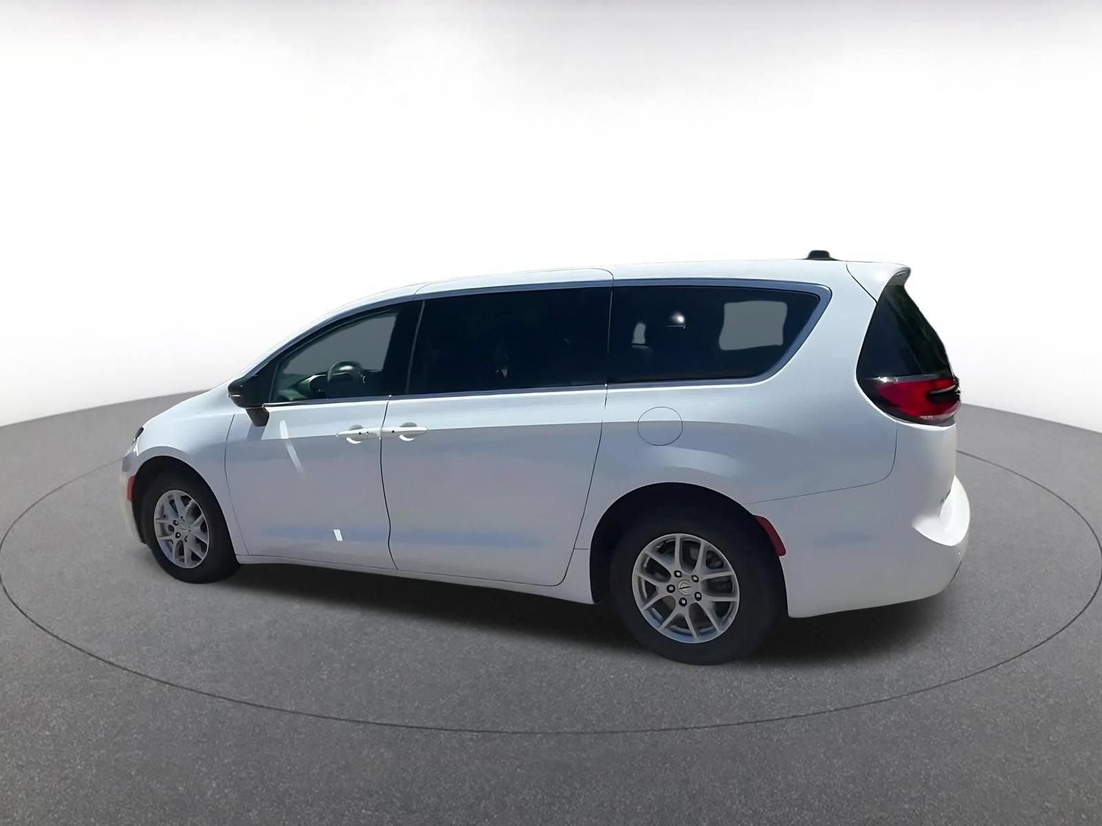 Used 2024 Chrysler Pacifica Touring-L FWD image 10