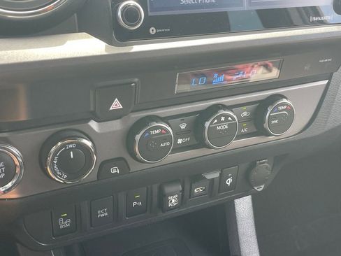 Used 2021 Toyota Tacoma TRD Off-Road w/ Technology Package AWD/4WD image 9