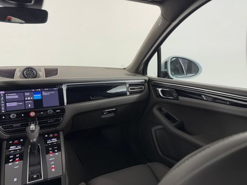 Certified 2026 Porsche Macan AWD/4WD image 18