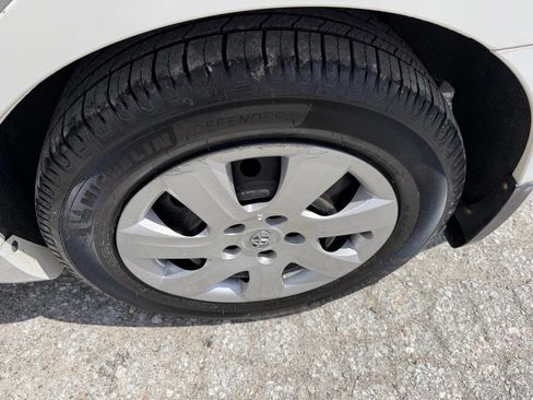 Used 2010 Toyota Camry LE FWD image 10