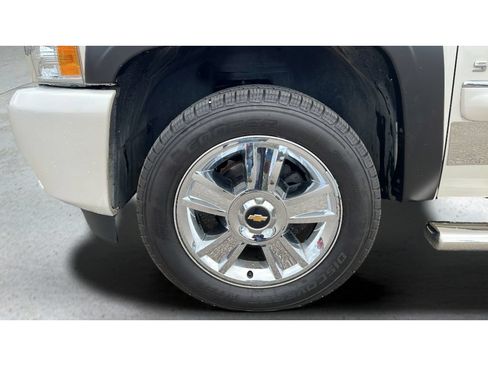 Certified 2013 Chevrolet Silverado 1500 LTZ w/ LTZ White Diamond Edition AWD/4WD image 35