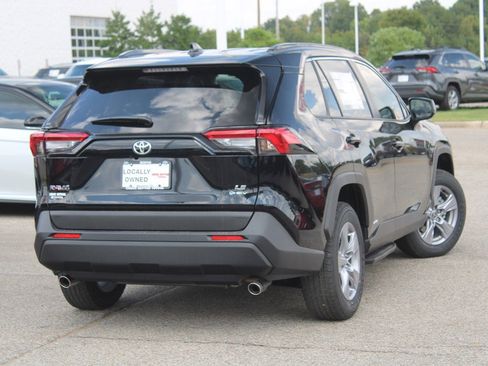 Used 2025 Toyota RAV4 LE AWD/4WD image 16