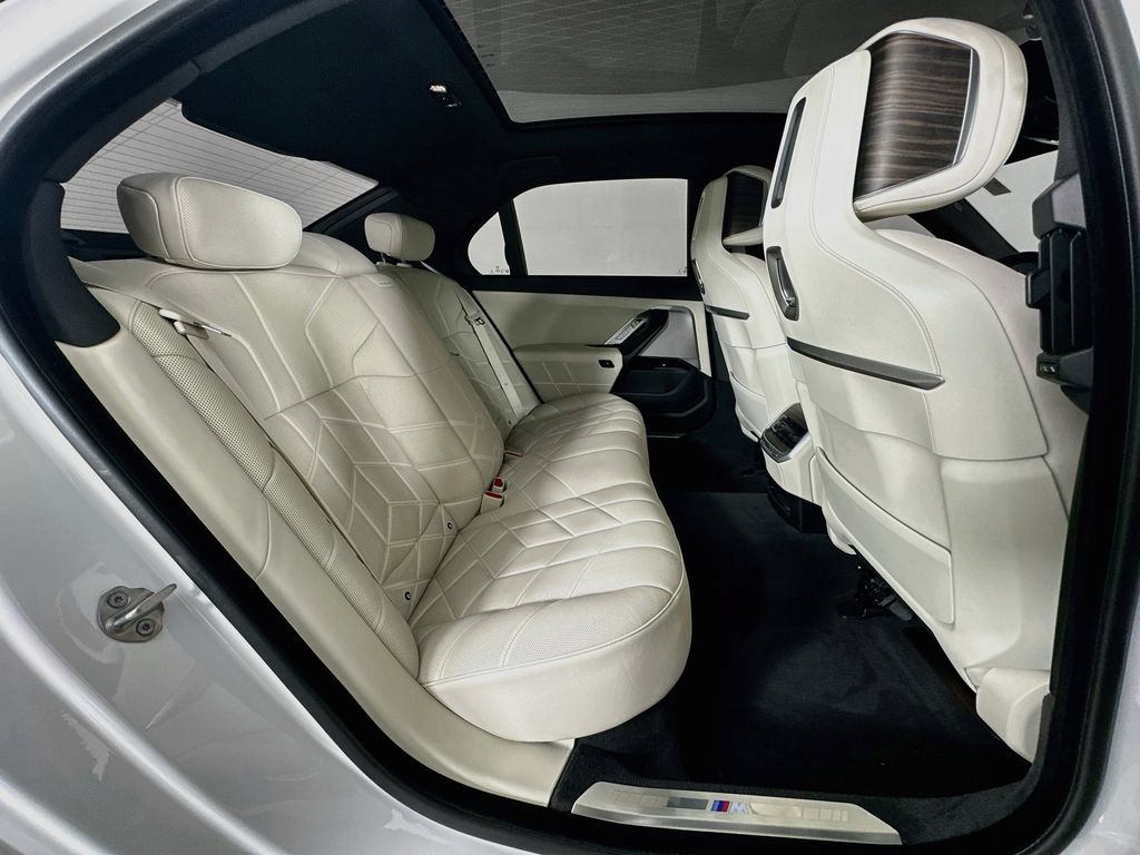 Used 2024 BMW 760i xDrive w/ Premium Package 2 AWD/4WD image 28