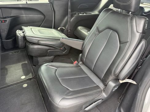 Used 2025 Chrysler Pacifica Select FWD image 9