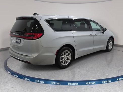 Used 2024 Chrysler Pacifica Touring-L FWD image 6