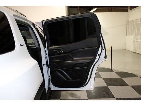 Used 2023 GMC Acadia SLT image 23