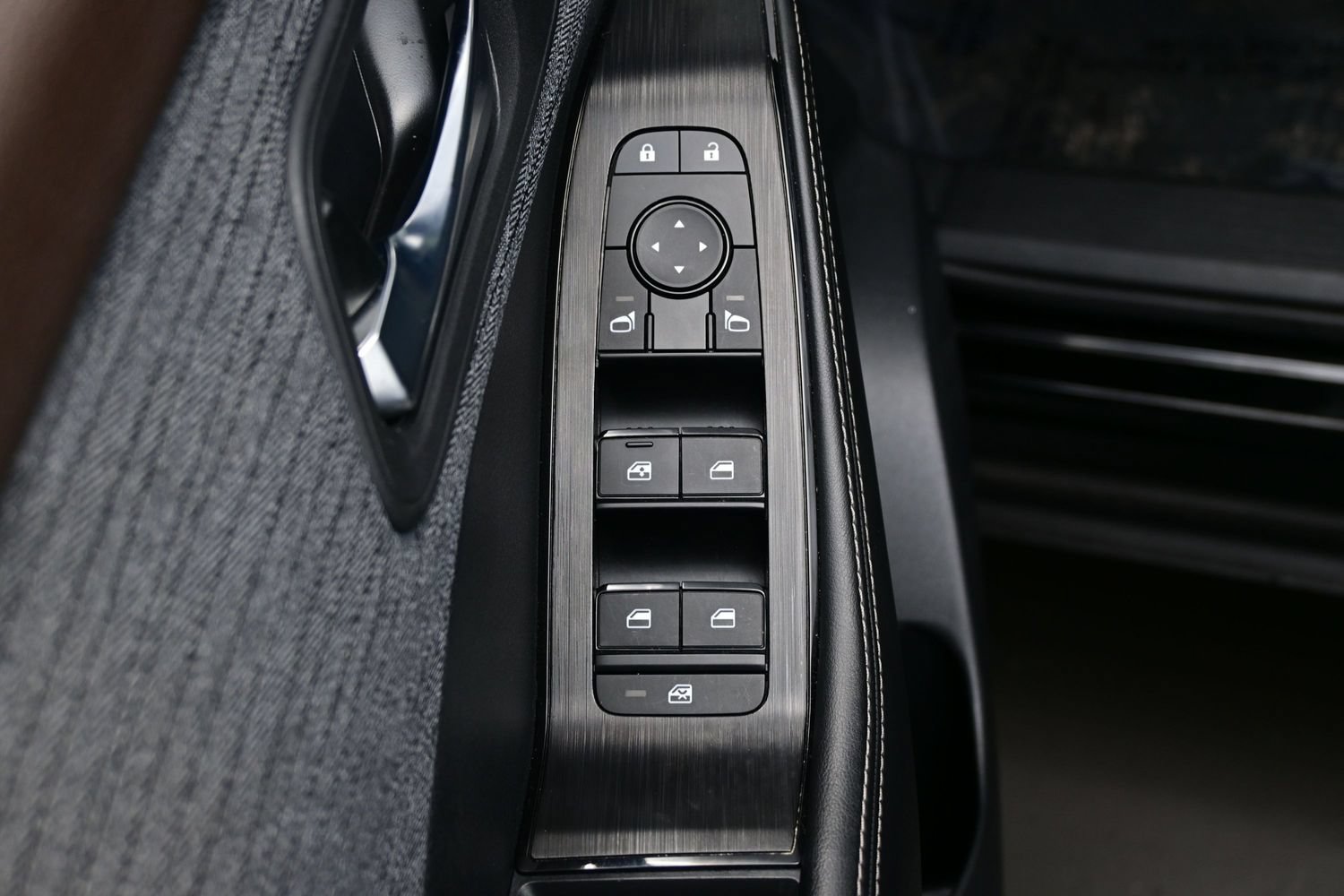 Used 2023 Nissan Rogue SV AWD/4WD image 13