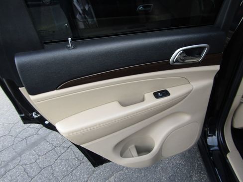 Used 2018 Jeep Grand Cherokee Laredo image 27