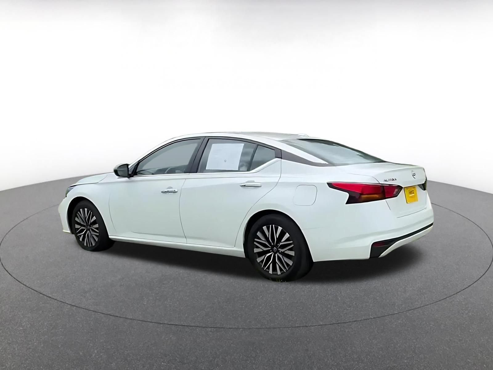 Used 2025 Nissan Altima 2.5 SV FWD image 8