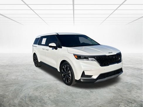 Used 2023 Kia Carnival EX image 2