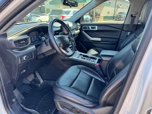 Used 2022 Ford Explorer XLT w/ Equipment Group 202A AWD/4WD image 4