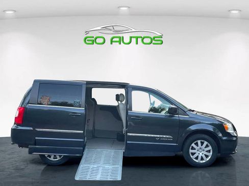 Used 2014 Chrysler Town & Country Touring image 5