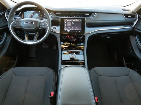 Used 2023 Jeep Grand Cherokee Laredo w/ Luxury Tech Group I image 10