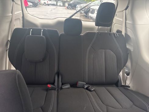 Used 2024 Chrysler Voyager LX image 17