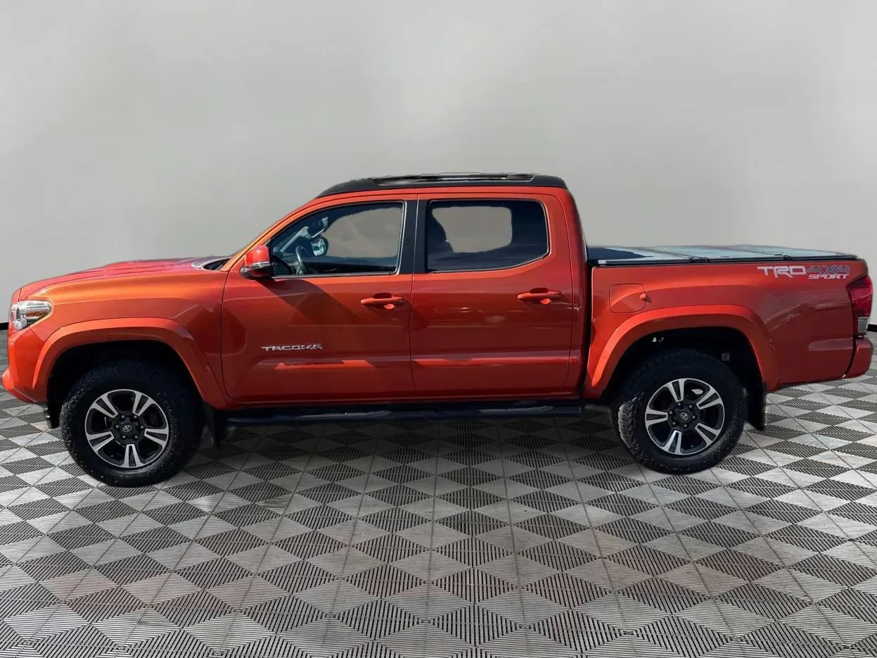 Used 2017 Toyota Tacoma TRD Sport w/ Tow Package (A/T) AWD/4WD image 8