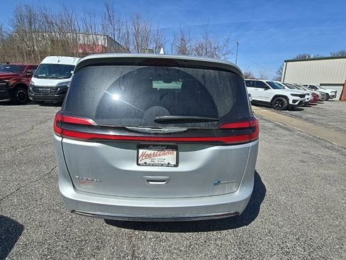 Used 2022 Chrysler Pacifica Touring-L image 6