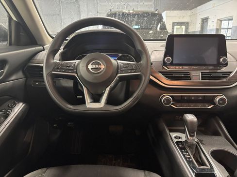 Used 2025 Nissan Altima 2.5 SV image 33