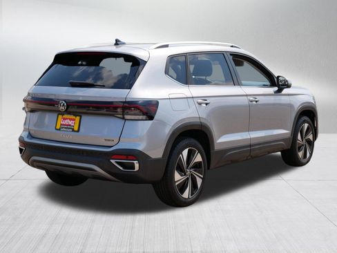 Used 2025 Volkswagen Taos SE w/ Panoramic Sunroof Package AWD/4WD image 7