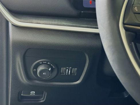 Used 2023 Jeep Grand Cherokee Limited w/ Black Appearance Package image 12