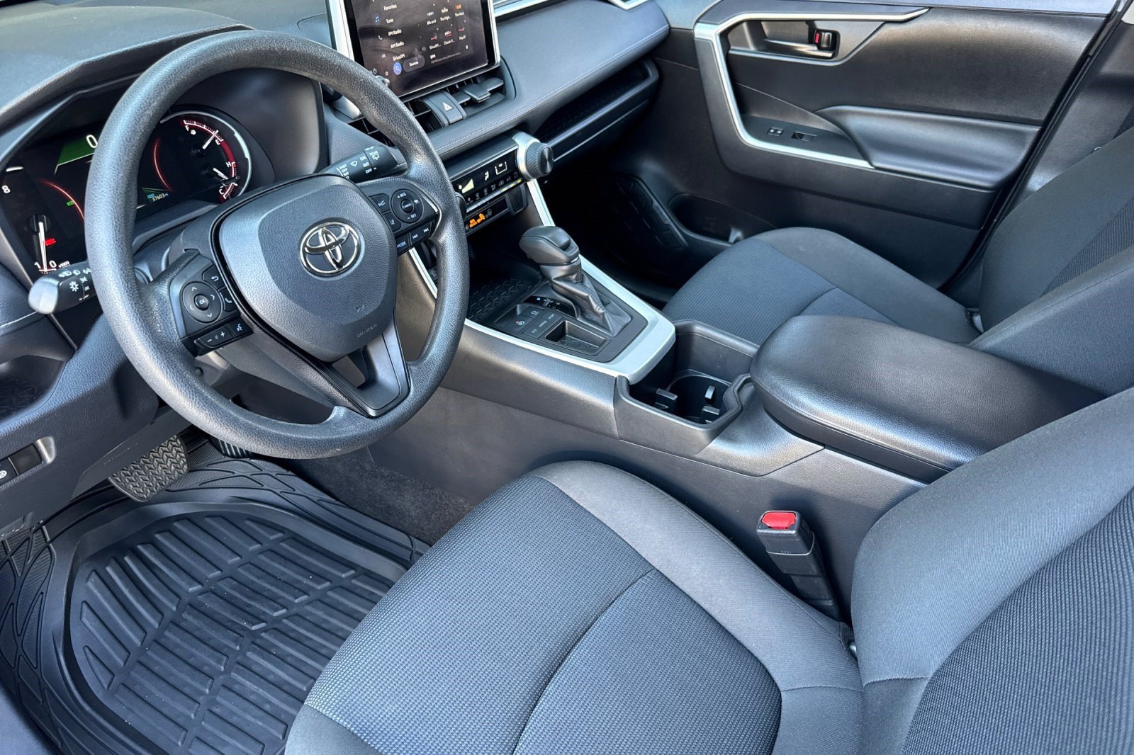 Used 2023 Toyota RAV4 LE FWD image 4