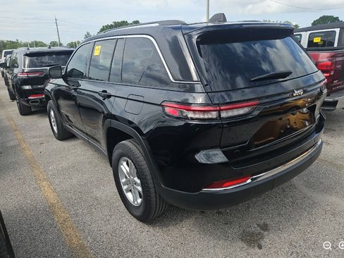 Used 2023 Jeep Grand Cherokee Laredo w/ Luxury Tech Group I RWD image 3