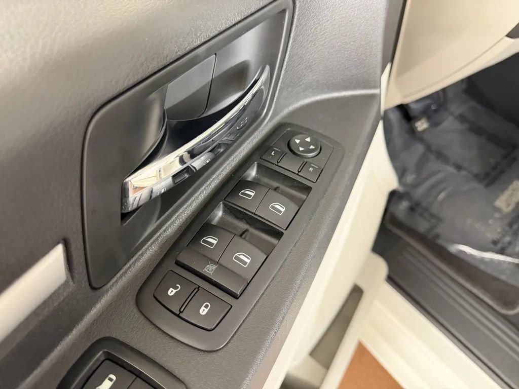 Used 2009 Dodge Grand Caravan SXT w/ Entertainment Group 2 FWD image 14