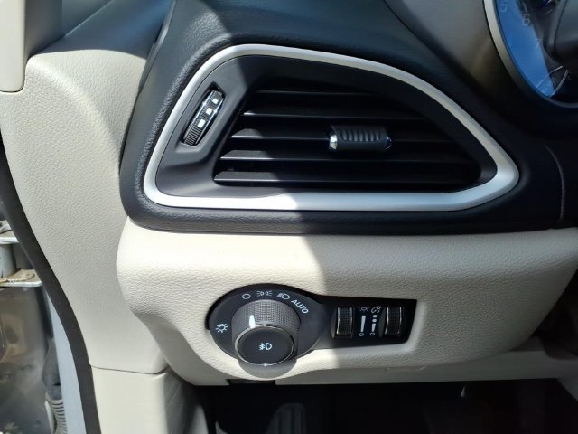 Used 2024 Chrysler Pacifica Touring-L FWD image 24