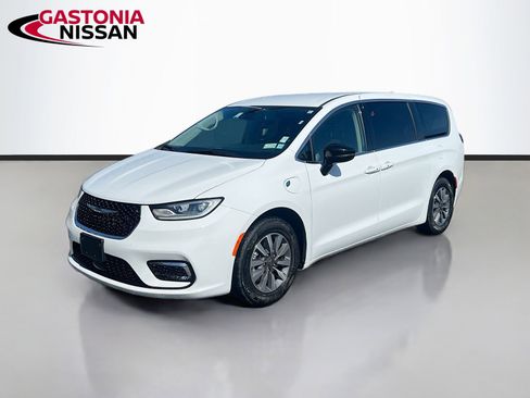 Used 2024 Chrysler Pacifica Limited FWD image 3