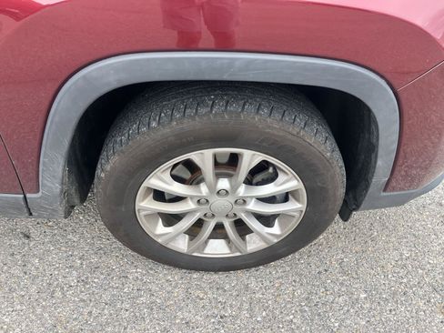 Used 2019 Jeep Cherokee Latitude w/ Cold Weather Group FWD image 9
