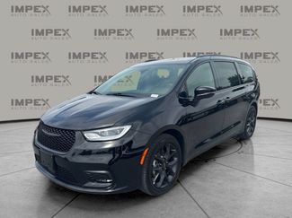 Used 2025 Chrysler Pacifica Limited FWD video 1