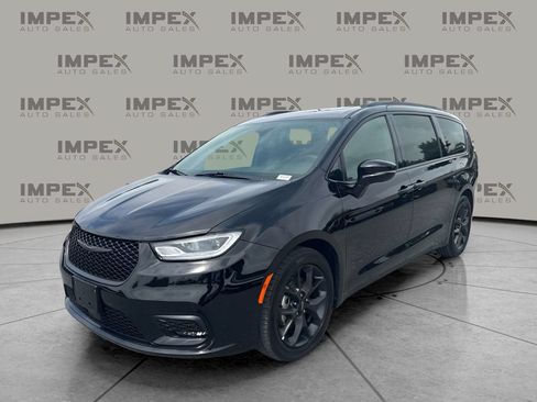 Used 2025 Chrysler Pacifica Limited FWD image 1
