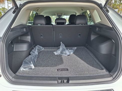 Used 2025 Volkswagen Tiguan SE FWD image 25