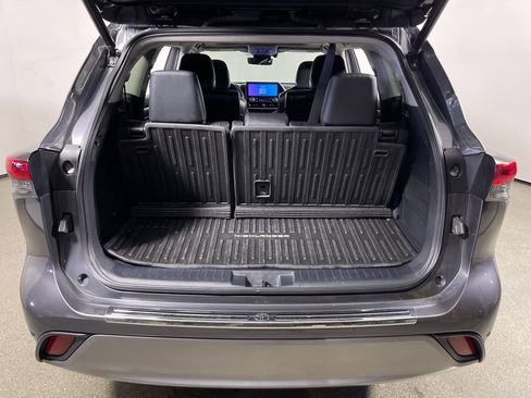 Used 2023 Toyota Highlander Platinum FWD image 10