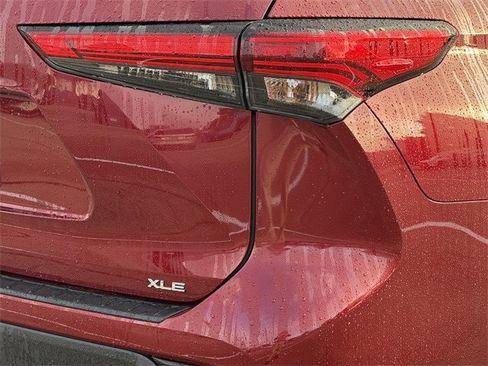 Certified 2023 Toyota Highlander XLE image 7
