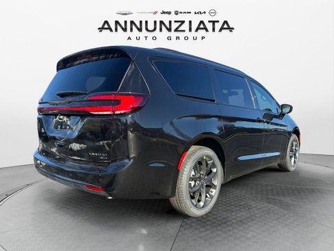 New 2026 Chrysler Pacifica Limited w/ S Appearance Package image 5