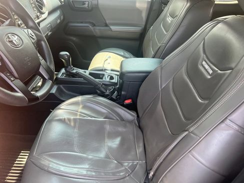 Used 2020 Toyota Tacoma SR AWD/4WD image 7