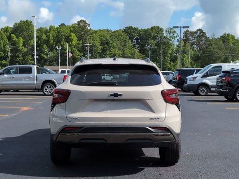 New 2026 Chevrolet Trax ACTIV w/ Sunroof Package FWD image 4