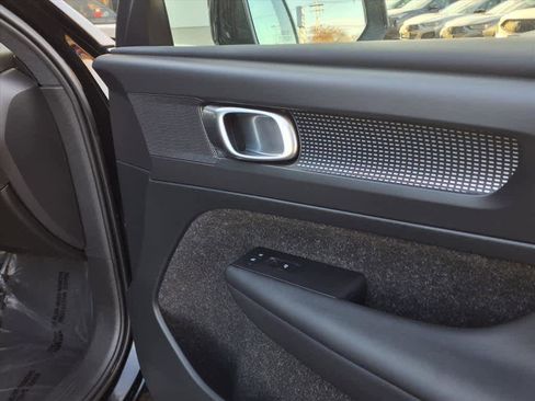 Used 2019 Volvo XC40 T5 R-Design image 21